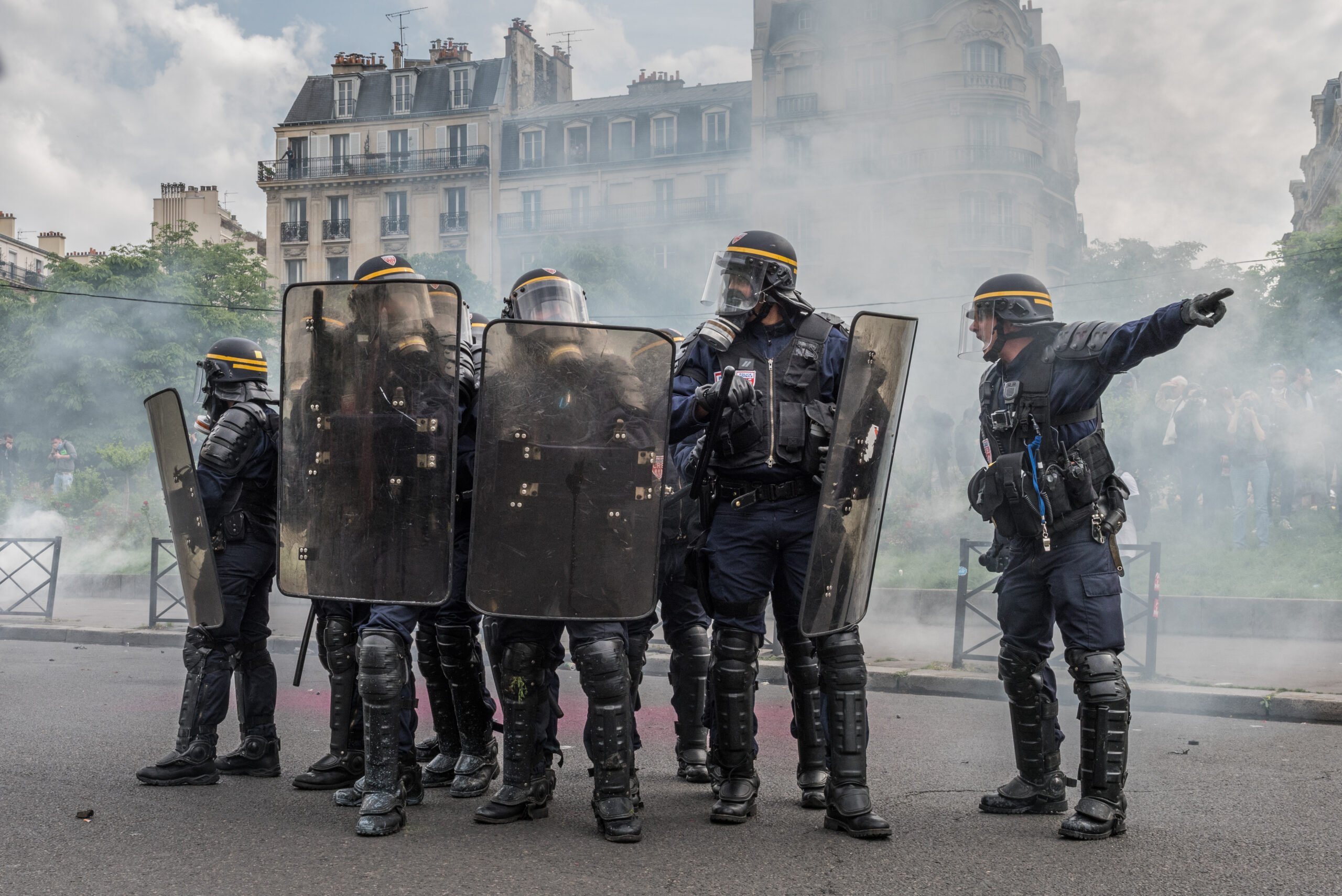 Pariisi endine politseiülem:  peagi hakkame presidendipaleed turvama sõjaväega